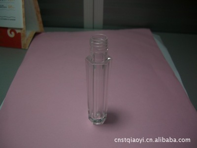 解密靚妝密碼 六角純AS料唇彩瓶的工業美學與市場價值